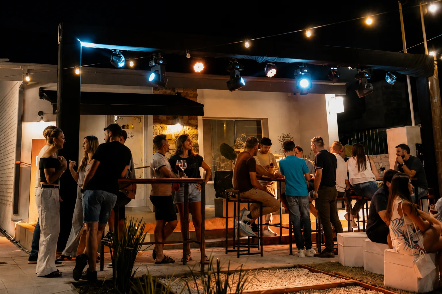 Gente en un evento en el patio de We